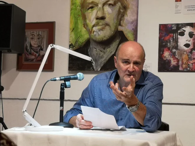 Lesung bei der Finissage zugunsten Julian Assange im Kulturzentrum Spittelberg im Amerlinghaus am 19.07.2024 [Fotocredits: Zeitenwende-Magazin]